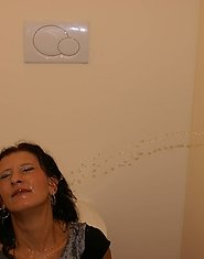 MILF taking the gloryhole in use