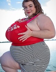 Lexxxi Luxe is looking for a date online because she is having a hard time finding a guy she can really connect with. Once she sees Tony's pictur